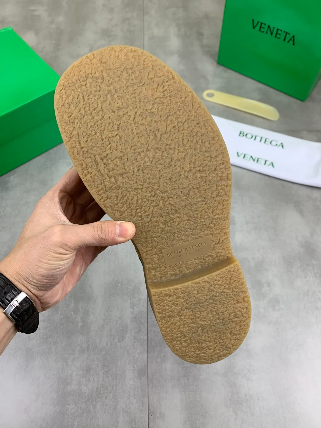 Men's men's shoes 💰P740 New model 💰 Top quality (beef tendon outsole series) 💎💎💎 BOTTEGA VENETA official website synchronizes the latest model, top version of the market's highest version of BV business leather shoes, accept material comparison, shoe type comparison, process comparison, practical and texture, versatile, suitable for any occasion, the more you look at it, the more flavorful it becomes. Pure hand-woven craftsmanship - upper material, imported original hand-woven calfskin - high-quality water-dyed sheepskin lining - original private model customized beef tendon outsole -Size: female 35-39 (34 40 customized) male 39-44 (38 45 customized) Comes with original BV green box, complete packaging.